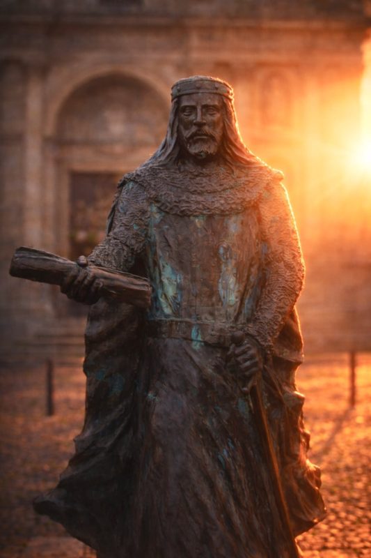 Estatua del conde en Oña.